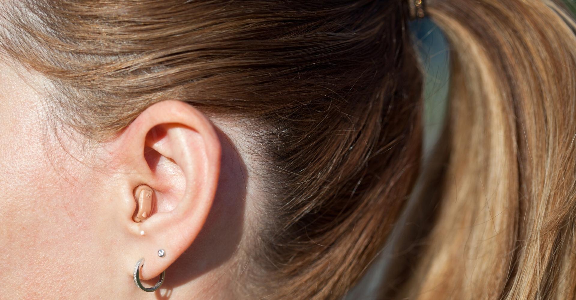 co-zrobic-gdy-aparat-sluchowy-zamoknie-instrukcja-ratunkowa